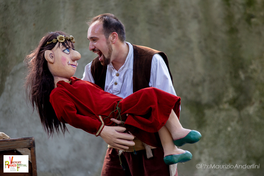 "Pollicino Pop". Regia di Luca Radaelli e con Giusi Vassena, Davide Scaccianoce e Gabriele Vollaro