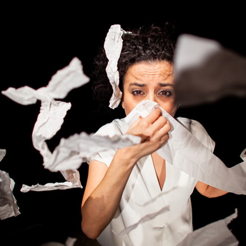  “Ancora una e poi spengo”: la dipendenza da serie TV portata a teatro