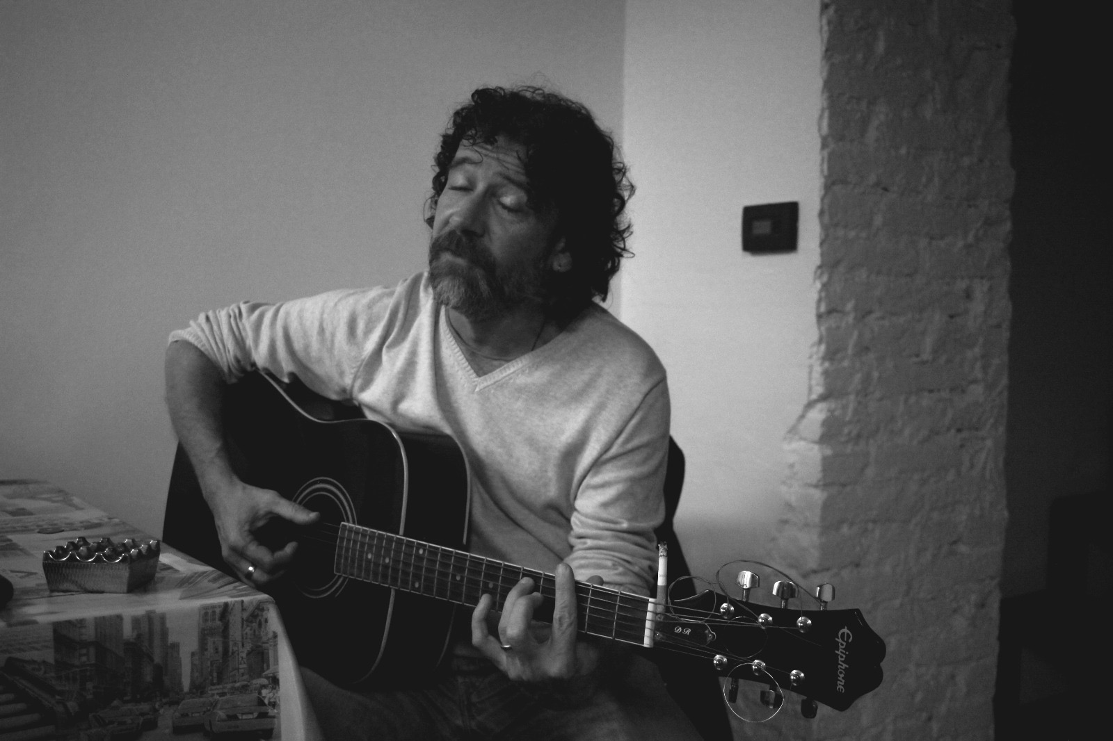 Luca Occelli porta le sue “Quattro storie in croce” al Teatro Civico di Busca