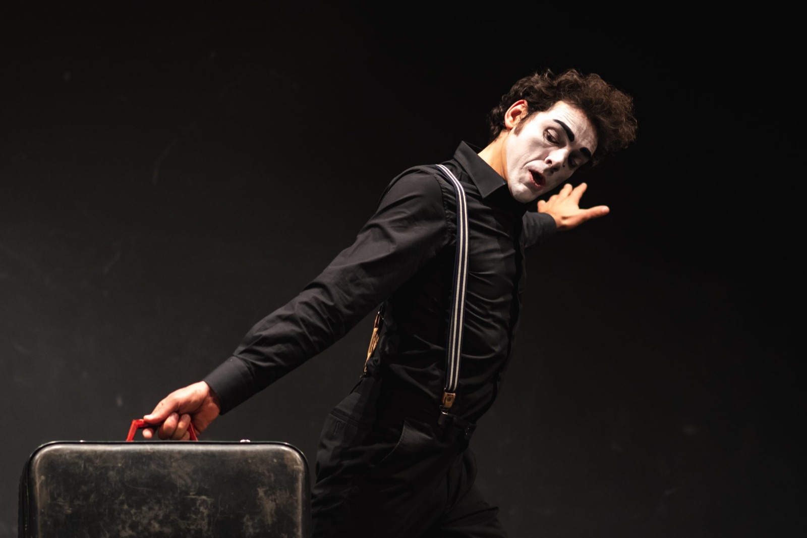 Un one mime show in Piazza della Rossa a Busca