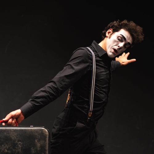 Un one mime show in Piazza della Rossa a Busca