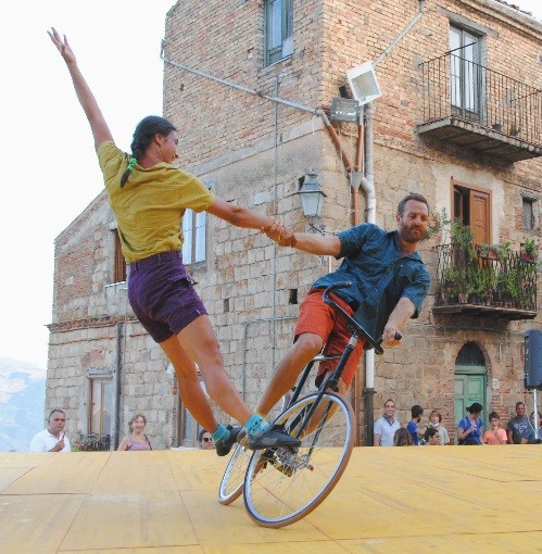 Circo contemporaneo in bicicletta a Busca