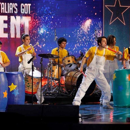 DONIAMO UN CASCO REFRIGERANTE alle donne in chemioterapia. Swing that music e i Drum Theatre in Concerto