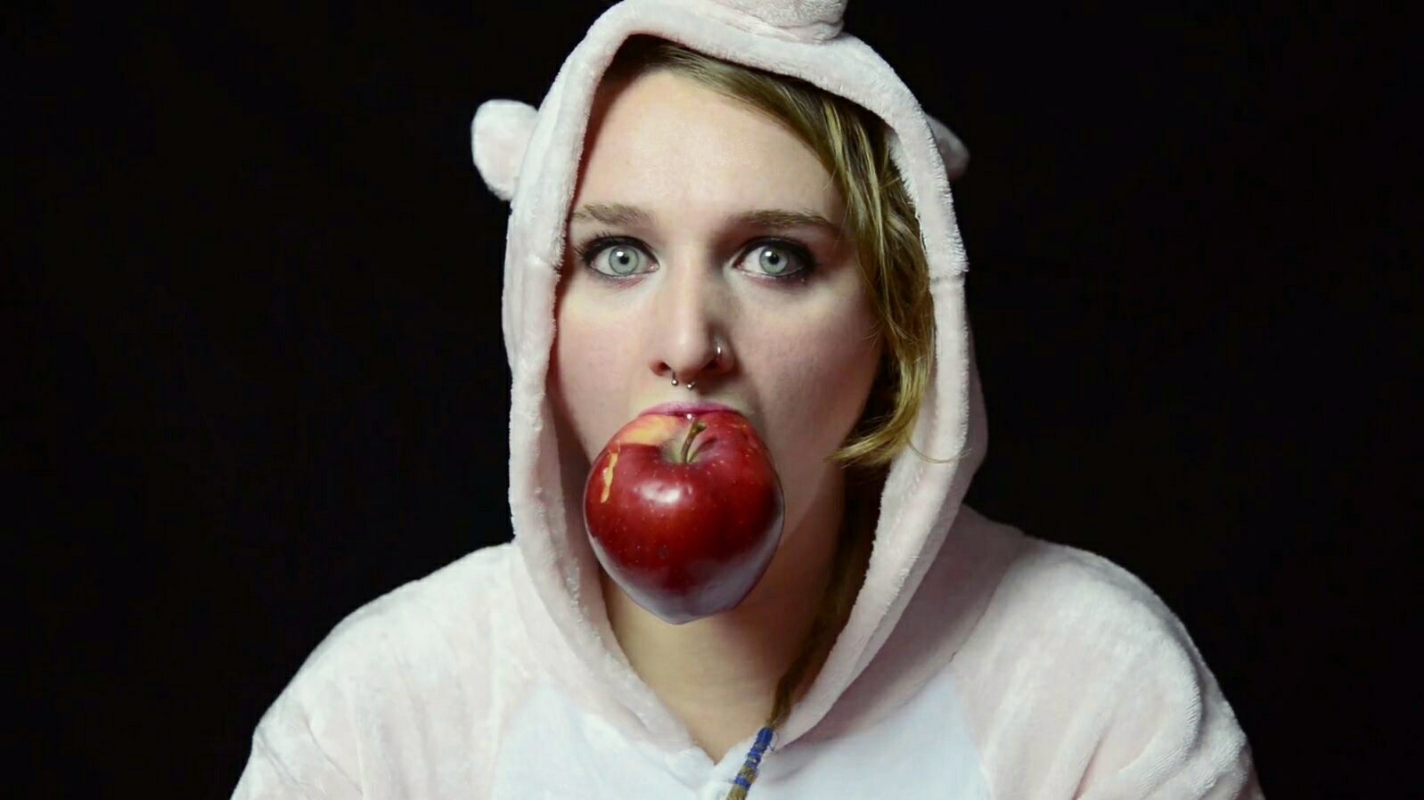 Monologo di donna con salsiccia al Summerland Fest 