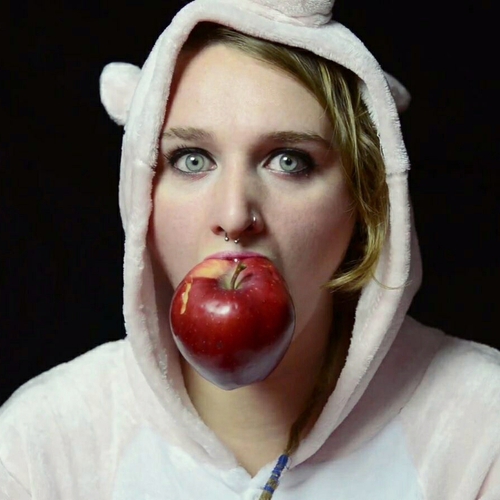 Monologo di donna con salsiccia al Summerland Fest 